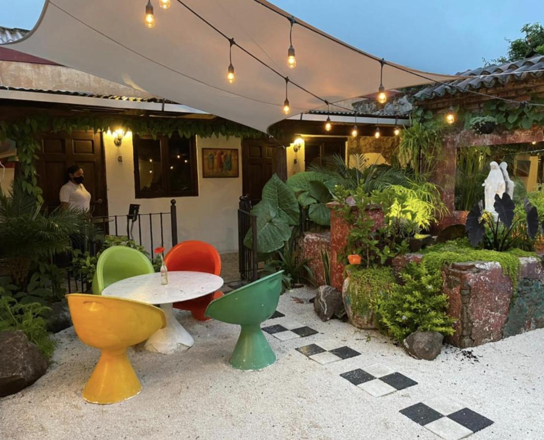 Nikikot Hostel & Hotel Antigua Exteriör bild