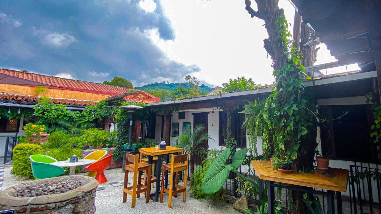 Nikikot Hostel & Hotel Antigua Exteriör bild